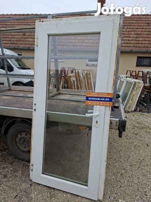 Műanyag bejárati ajtó kifelé nyíló 100×212