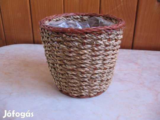 Műanyag betéttel fonott kaspó