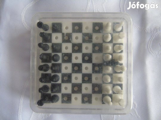 Műanyag dobozban fekete-fehér színű bütykös úti sakk társasjáték