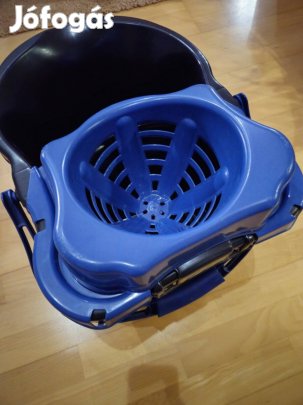 Műanyag felmosó vödör osztott vödrös 20L fekete kerékkel