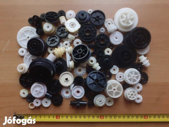 Műanyag fogaskerék / 88 darab egyben eladó