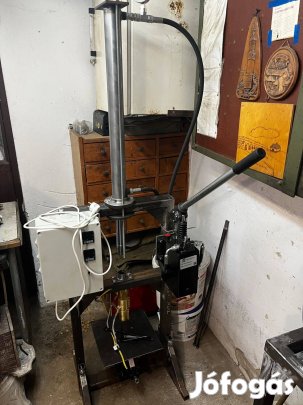 Műanyag fröccsöntő és daráló gép