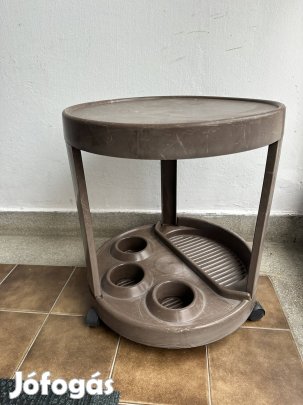 Műanyag gurulós kis asztalka eladó Budán!