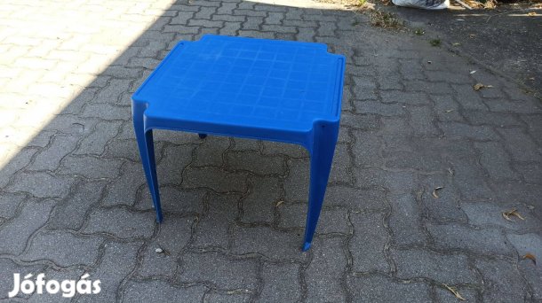Műanyag gyerekasztal