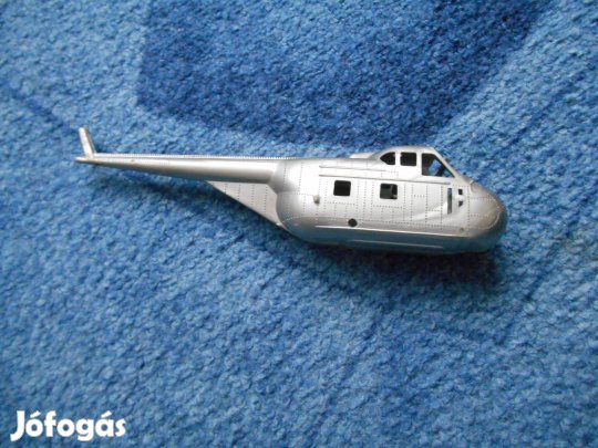Műanyag helikopter modell