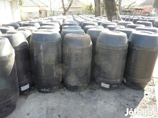 Műanyag hordók tető nélkül