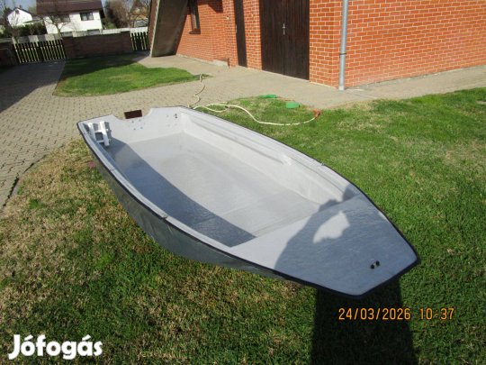 Műanyag horgászcsónak