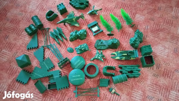 Műanyag játék jármű és kiegészítők 