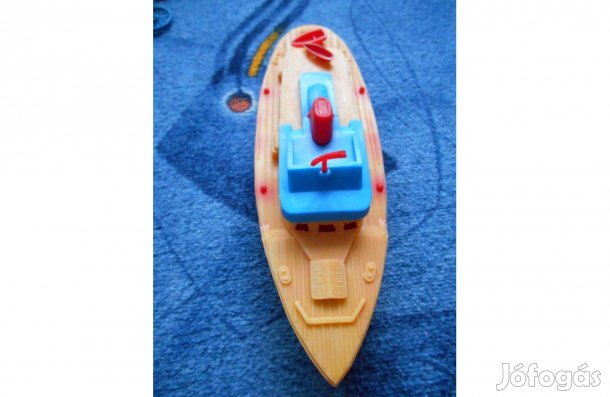 Műanyag játékhajó