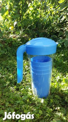 Műanyag kancsó négy pohárral