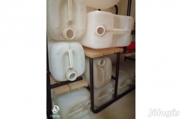 Műanyag kannák, hordók