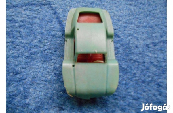 Műanyag kerekek nélküli autó