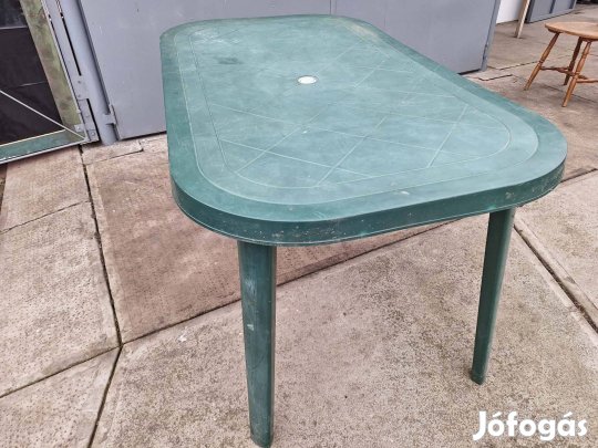 Műanyag kerti asztal