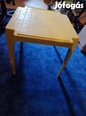 Műanyag kisasztal 60*60