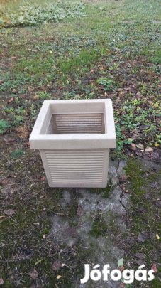 Muanyag láda teraszra