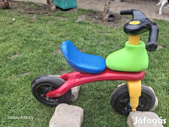 Műanyag motor, futóbicikli, bicikli 