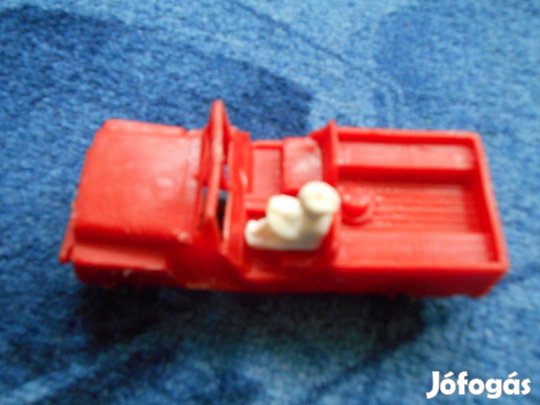 Műanyag piros katonai autó