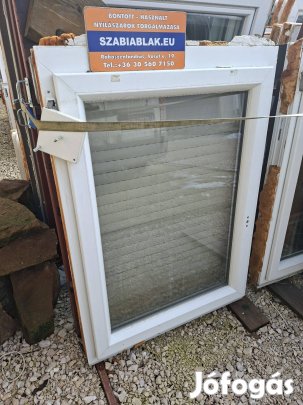 Műanyag redőnnyel 83×114