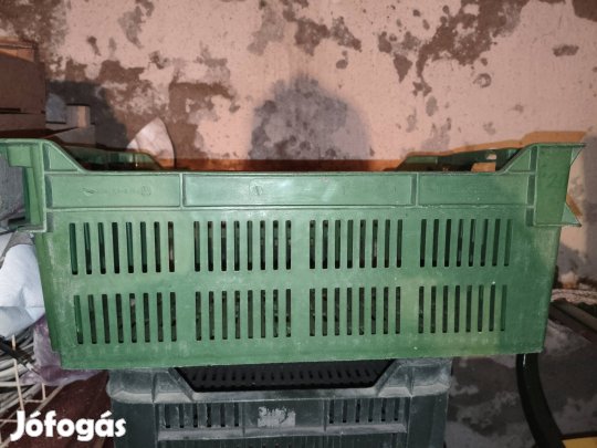 Műanyag rekeszek eladók. 11db. 2000 Ft.