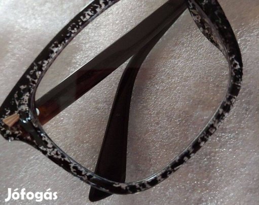 Műanyag szemüveg fekete-feher