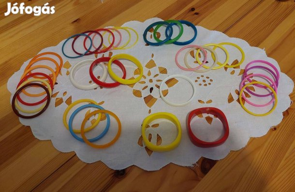 Műanyag színes karkötőszettek