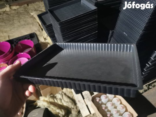 Műanyag tálcák kb 1000db! 100Ft/Db!