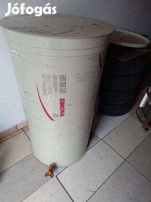 Műanyag úszó fedeles boros tartály