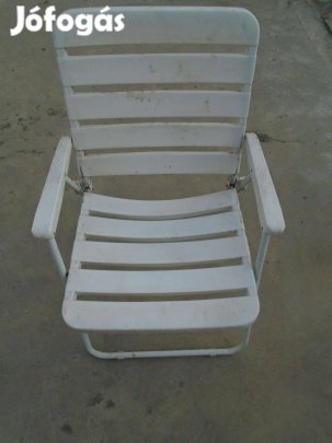 Műanyagszékek fellelt állapotban 4db