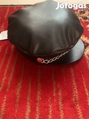 Műbőr siltes sapka lánccal