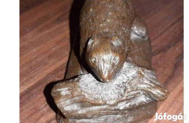 Műgyanta hód figura