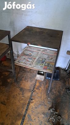 Műhelyasztal, kb 80x80 cm