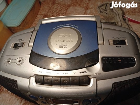 Működő sztereó rádió.