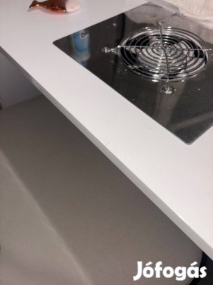 Műkörmös beépített porelszívós asztal