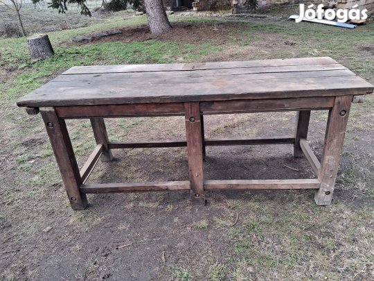 Munkapad fém megerősítéssel.