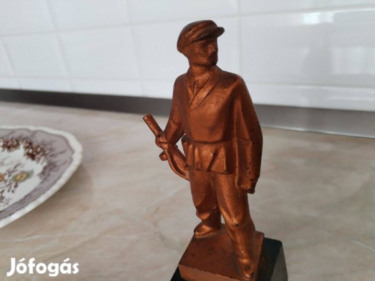 Munkásőr szobor fa talpon