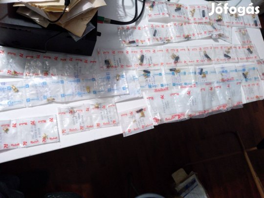 Műszaki alkatrész csomag hagyatékból 9.900ft