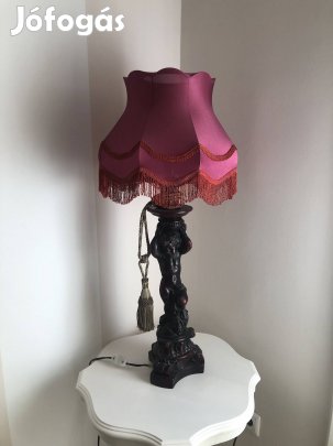 Mutatóa Asztali Lámpa szoborral