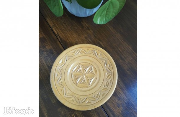 Mutatós, faragott fali fa dísztál (átmérője kb. 14cm)