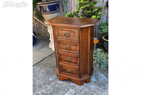 Mutatós ,szép állapotban 4 fiókos komód 75 cm magas