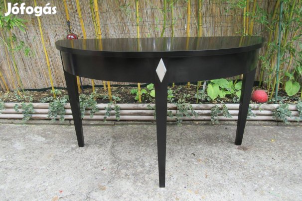 Mutatós fekete konzol-asztal 120 cm széles