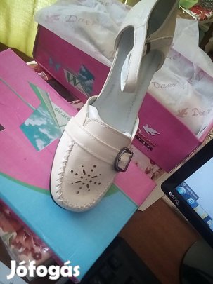 Mutatós tavaszi félcipő 39-es méretben