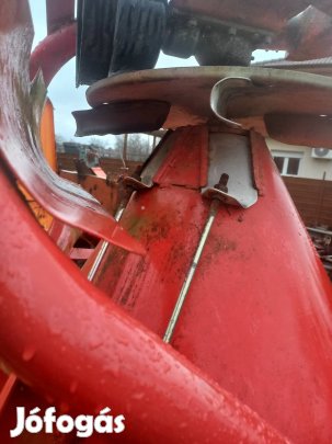 Műtrágyaszóró 5 mázsás fém, törőráccsal.