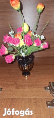 Művirágok  cserépben vázában