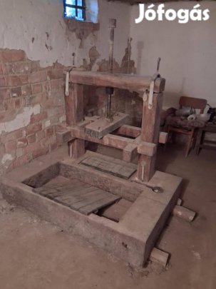 Múzeális szőlőprés, kádak és szüretelőkádak eladók