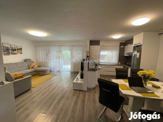 NAPPALI + 3 SZOBÁS SORHÁZ, NAPELEMMEL