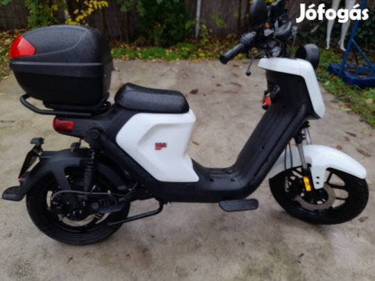 NIU Uqi GT elektromos robogó Ajándék NIU  bukósisakkal