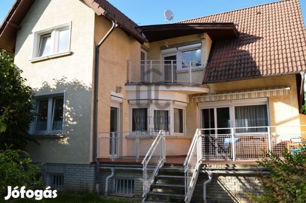 N+4 SZOBÁS SORHÁZI SZÉLSŐ LAKÁS BUDAKESZIN INTIM KERTTEL, DUPLA GARÁZZ