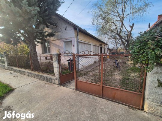 Nádasdladányban 3 szobás, komfortos, felújítandó parasztház eladó!