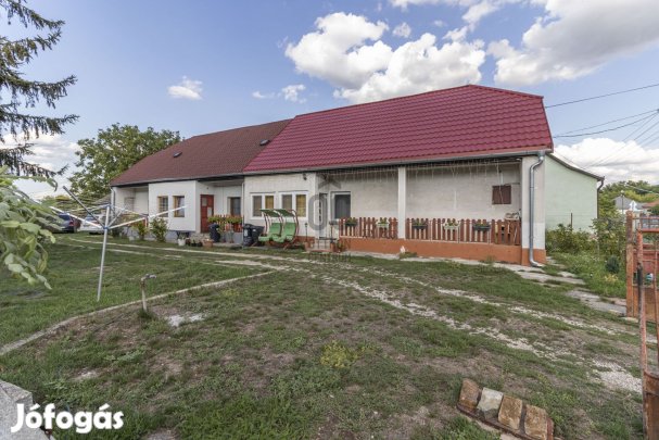 Nádasdladányban nappali+3 szobás felújított ikerház eladó!