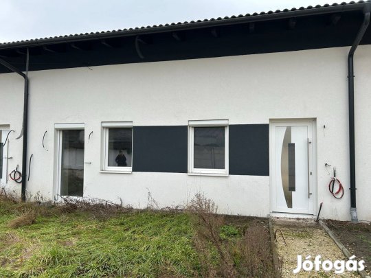 Nádorváros 84 m2 sorházi lakás kertkapcsolattal, 2 gk. beállóval